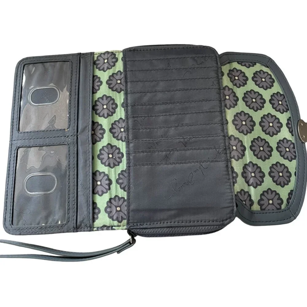 Vera‎ Bradley Quilted Floral Wallet With Wrist Strap Boho chic Clutch Patchwork